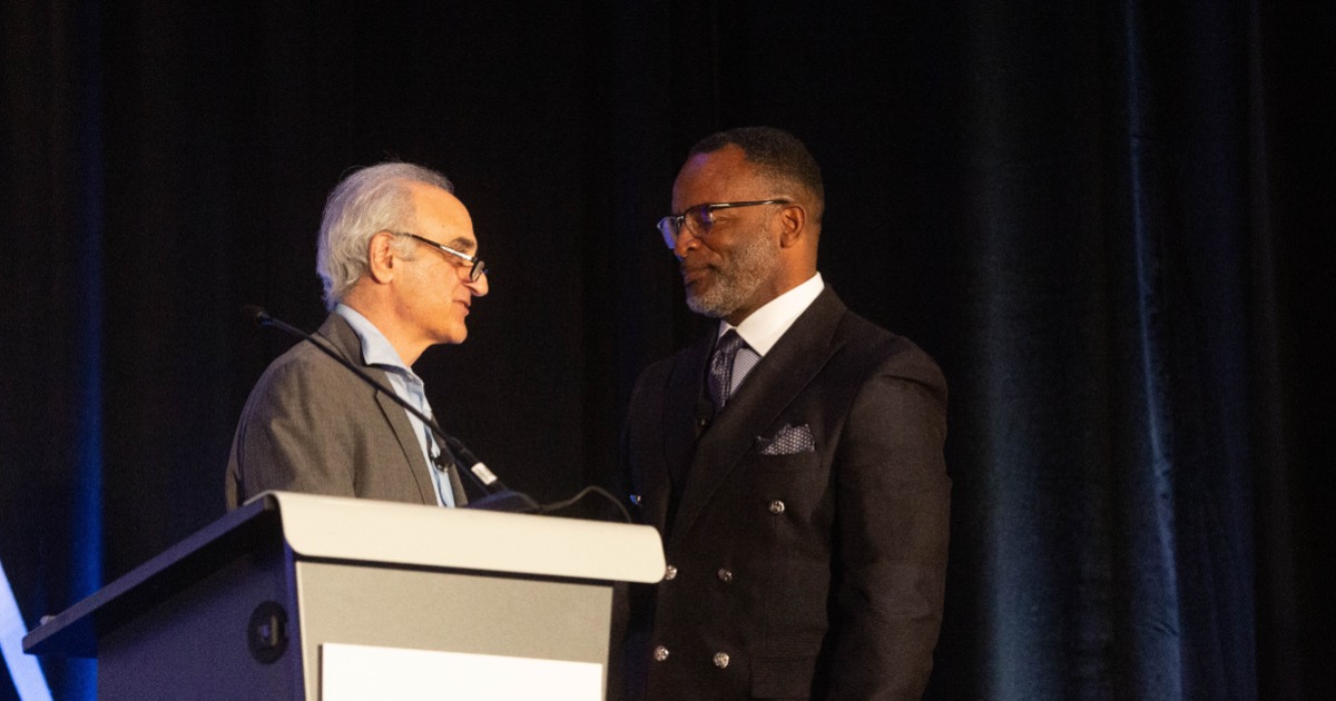 Harold Mitchell accepts award from Gary Cohen at CleanMed