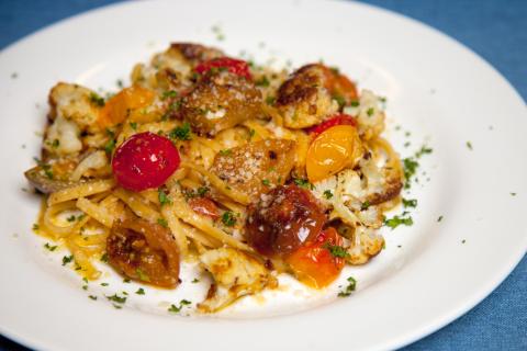 Pasta with roasted cauliflower and cherry tomatoes